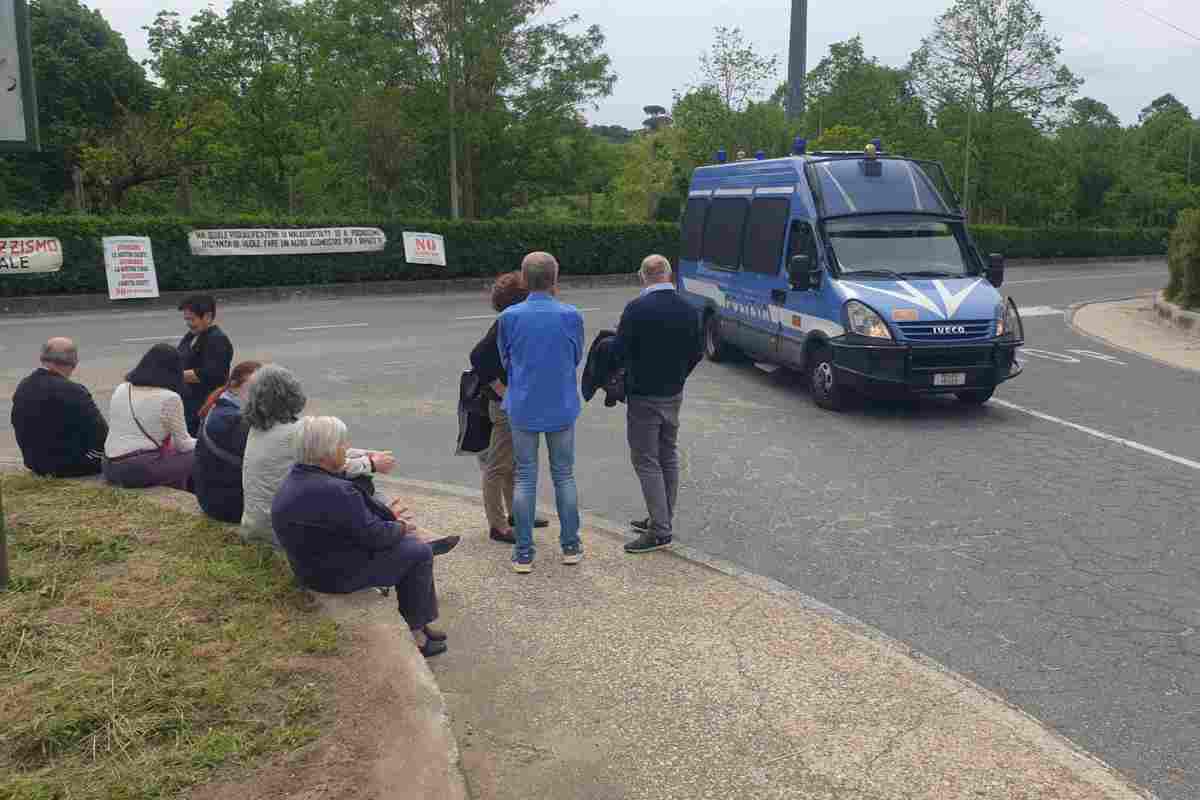 Residenti protestano contro il biodigestore a Casal Selce