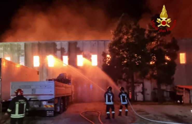Vigili del Fuoco domano l'incendio al capannone di Aprilia
