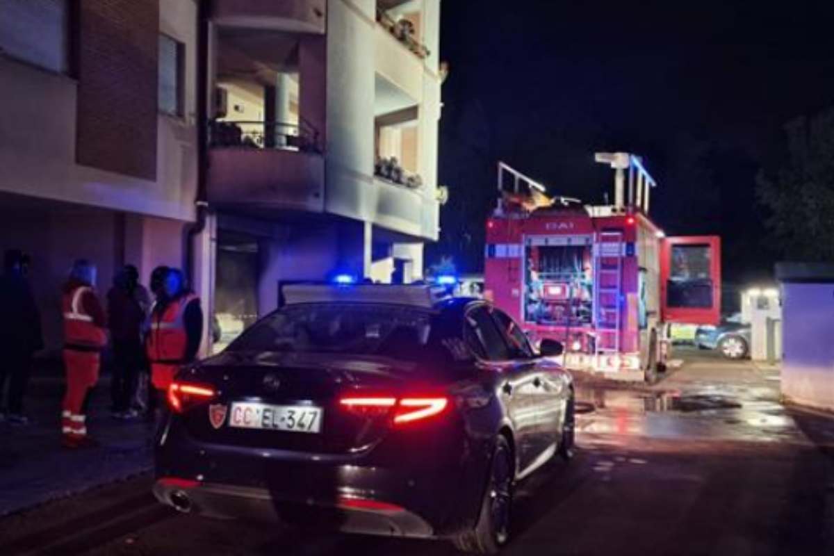 Incendio a latina in via Kennedy carabinieri