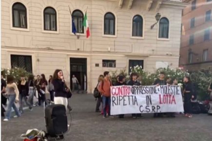 Protesta di Osa Roma sotto il liceo Ripetta