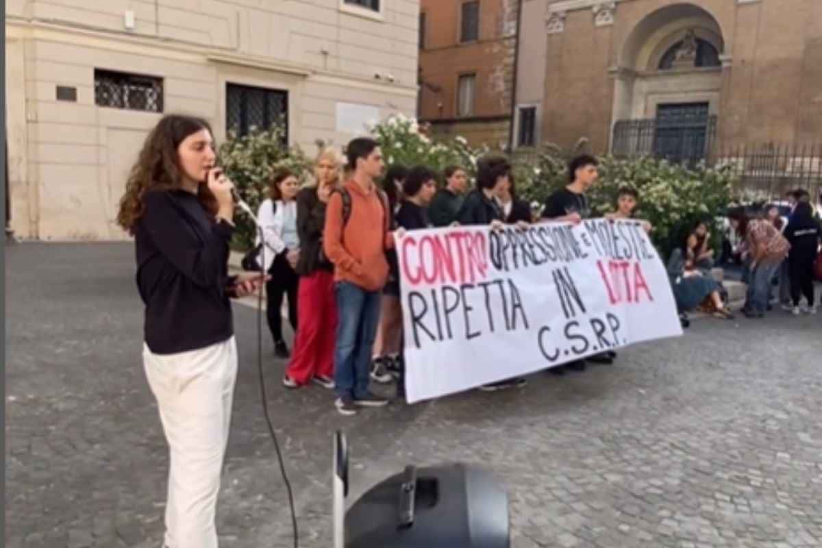 Protesta di OSA Roma sotto il Liceo Ripetta