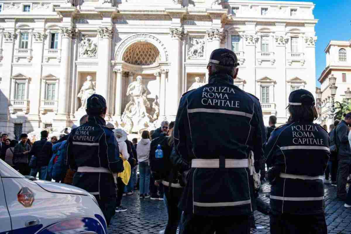 Polizia locale a Fontana di Trevi