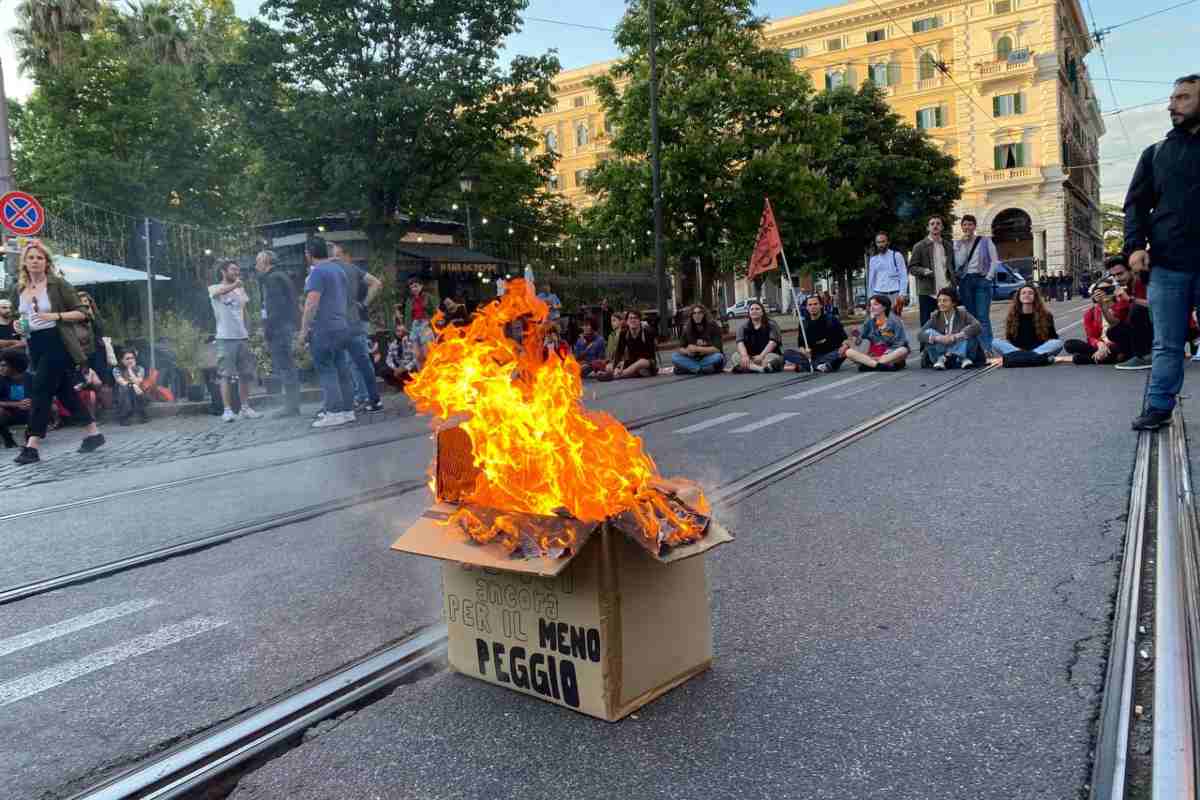 Roma, sit in di Ultima Generazione: assemblea, blocco del traffico e corteo verso la Sapienza