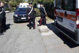 Carabinieri ambulanza sul posto per uomo investito da un'auto a Ciampino