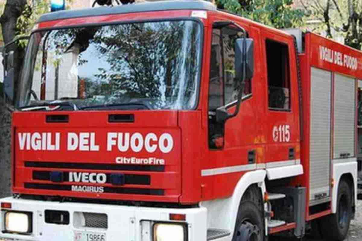 Incendio a Roma, in fiamme appartamento all’interno delle case popolari a Spinaceto