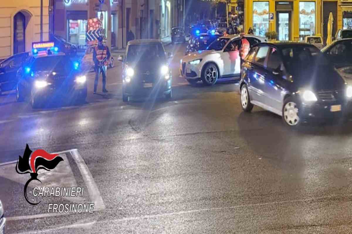 Caos in strada: sputa agli automobilisti e aggredisce i carabinieri