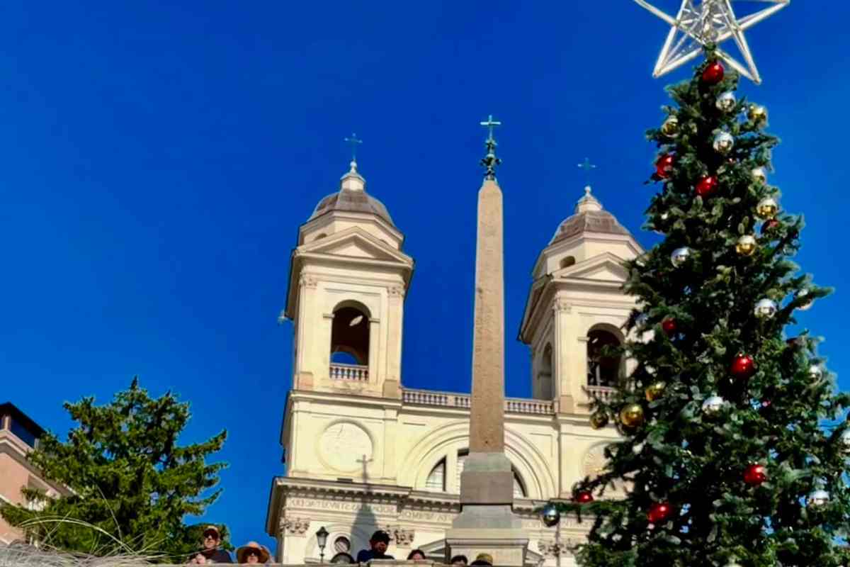 Ecco perché a Piazza di Spagna c’è un albero di Natale a Maggio