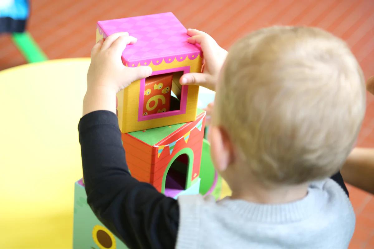 Bebè gioca a scuola bonus asilo nido