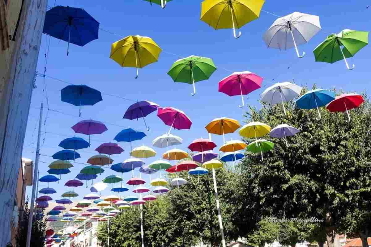 Conosci questo meraviglioso borgo colorato a cielo aperto? Resterai a bocca aperta, dove si trova