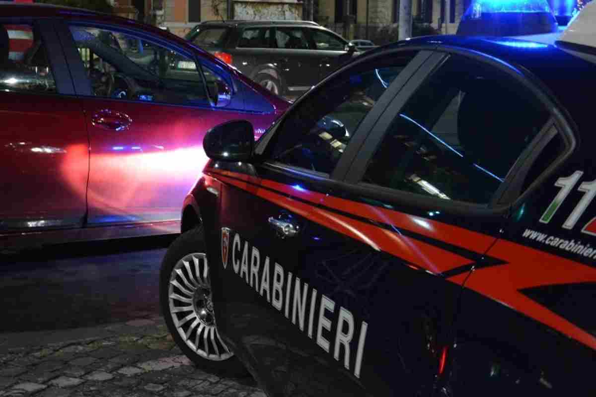 Roma, con lo scooter contromano tenta la fuga: guidava senza patente