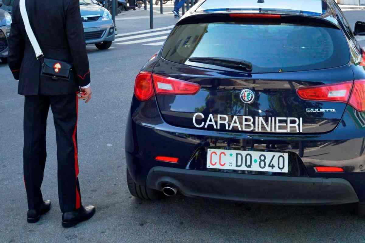 Carabinieri intervenuti per donna afferrata per il collo all'Eur