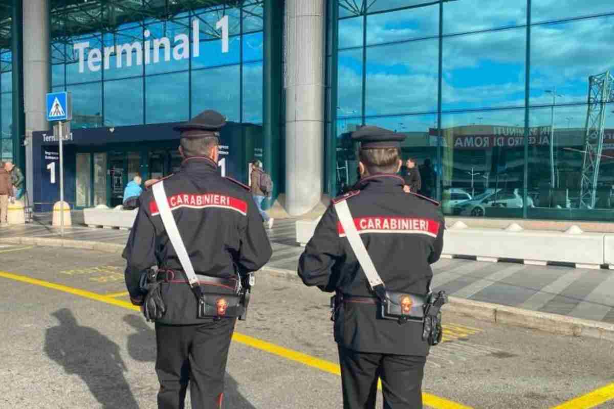 carabinieri controlli in aeroporto