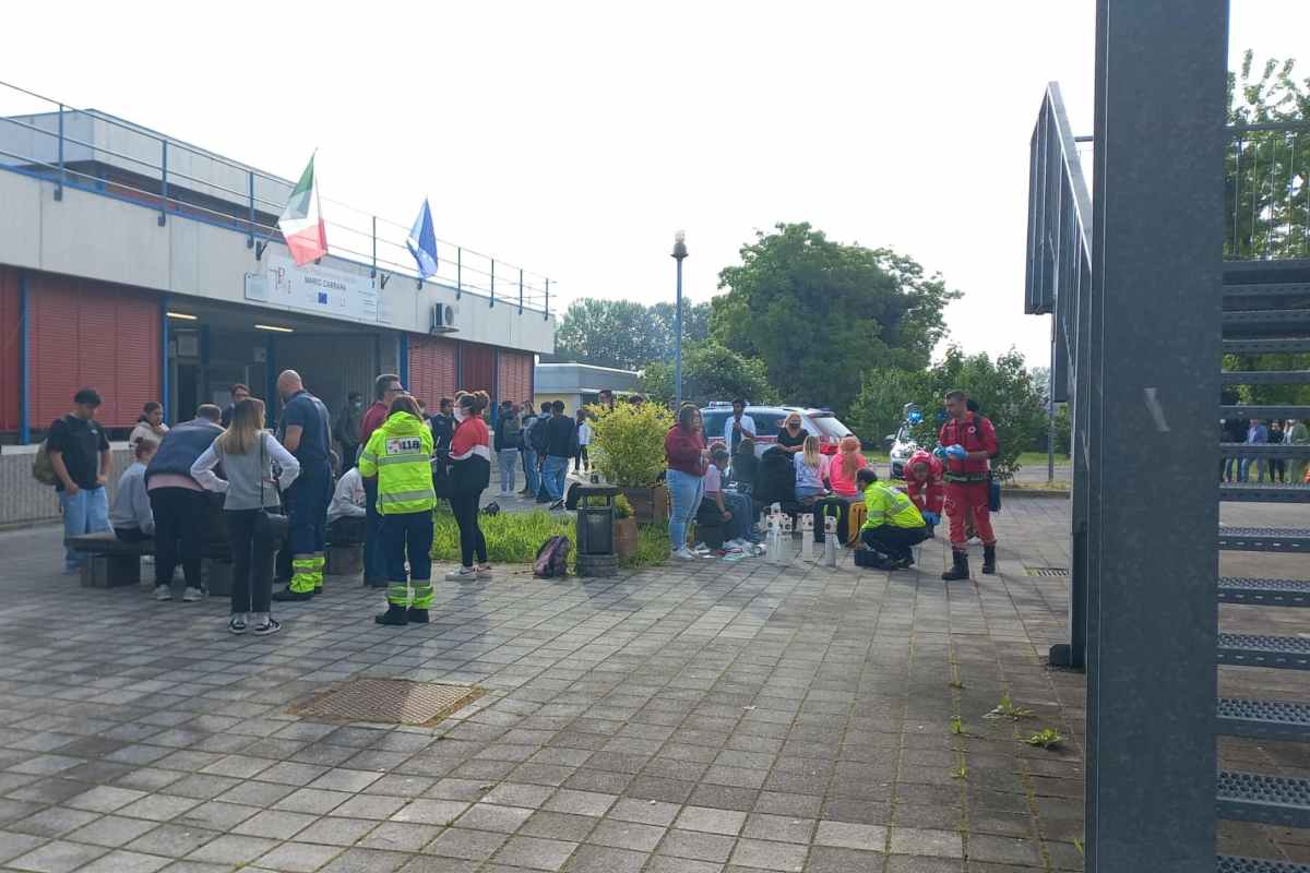 Nube chimica dalla piscina, 150 studenti intossicati