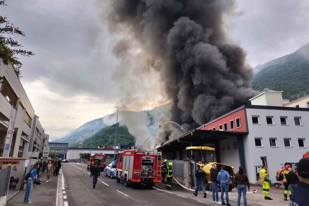 Maxi incendio alla Alpitronic: evacuata una scuola e chiuso lo spazio aereo sopra la città
