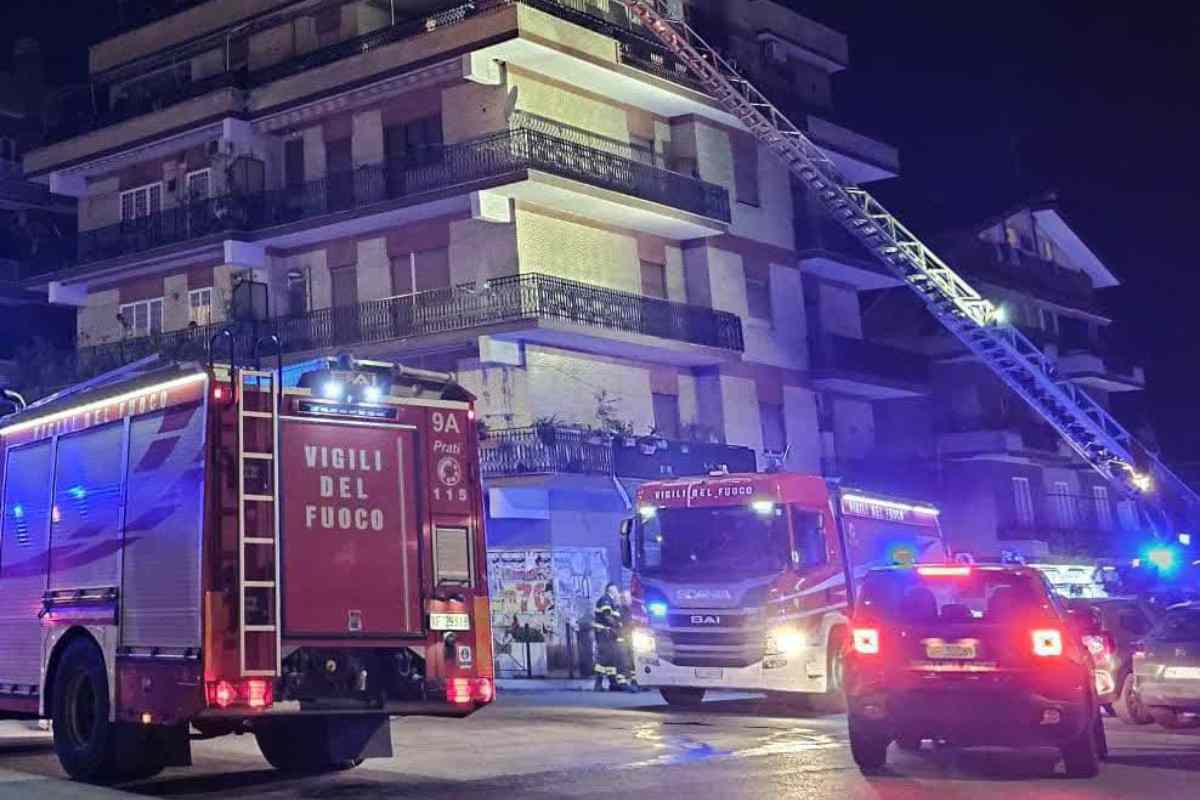 Roma, incendio nel palazzo: disabile in codice rosso, altre tre persone intossicate