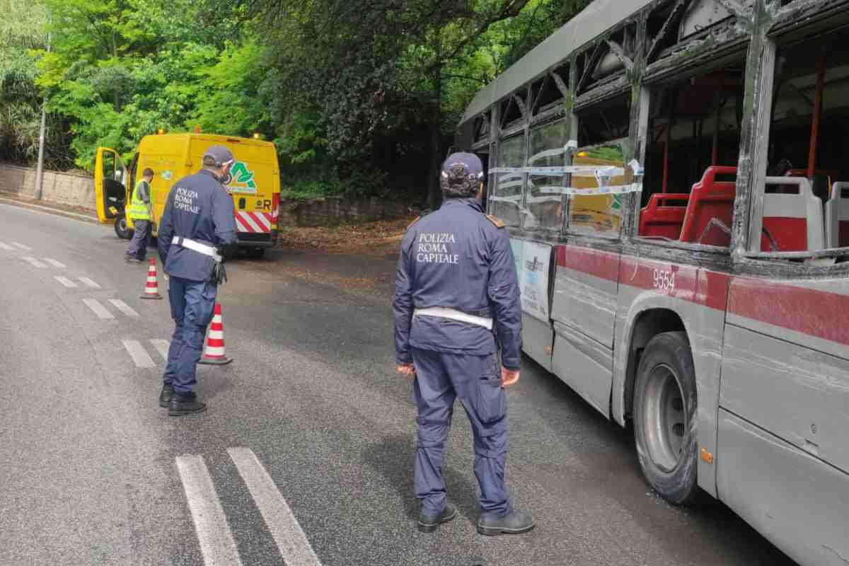 incidente bus autoarticolato roma