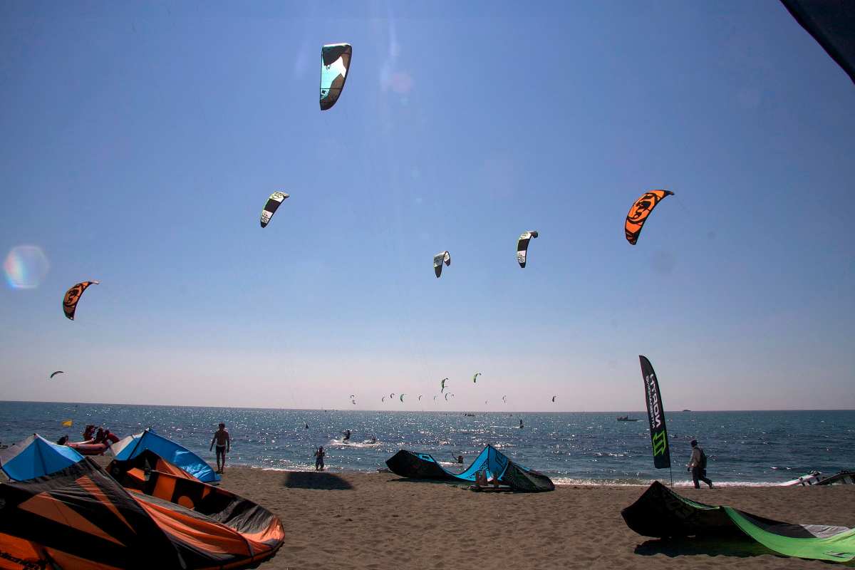 Il Campidoglio vieta kitesurf e windsurf sul litorale, gli sportivi trasgrediscono l’ordinanza