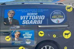 La singolare auto di Sgarbi per la campagna elettorale