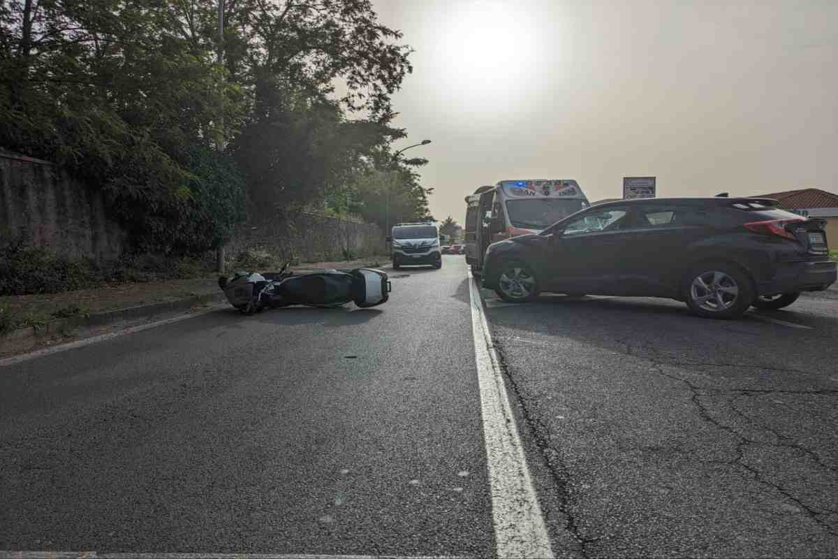 Roma, grave incidente tra auto e scooter: un ferito