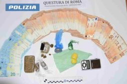 La Polizia sequestra droga e soldi in casa di due pusher