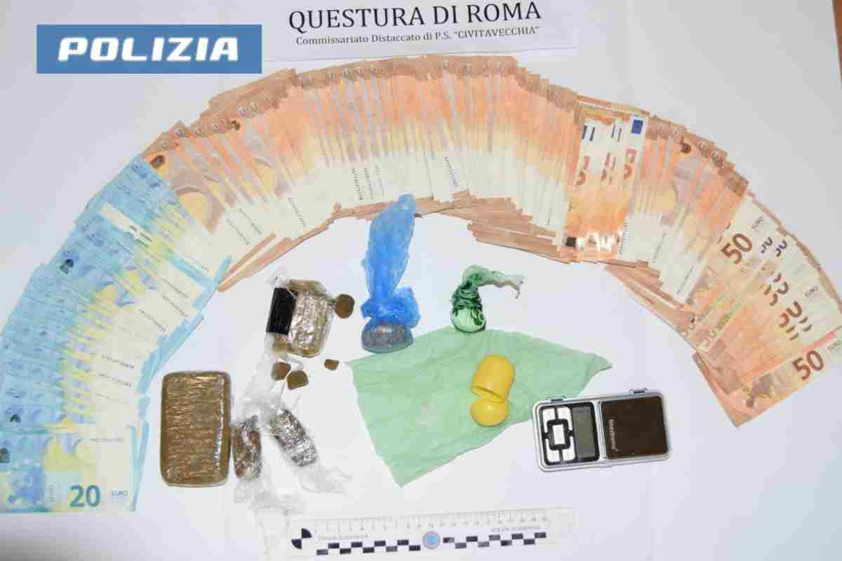 La Polizia sequestra droga e soldi in casa di due pusher