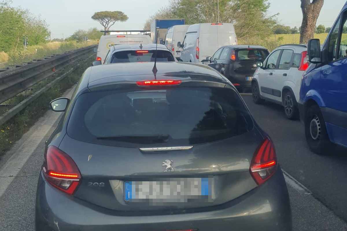 Tragedia sulla Pontina: uomo si sente male nel traffico, accosta e muore