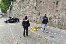 Precipita per 15 metri sulla banchina del Tevere e muore