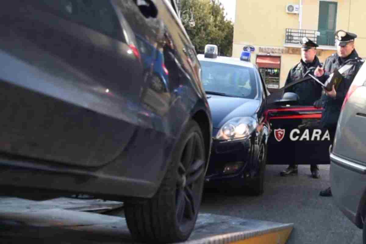 simula incidente e minaccia la vittima