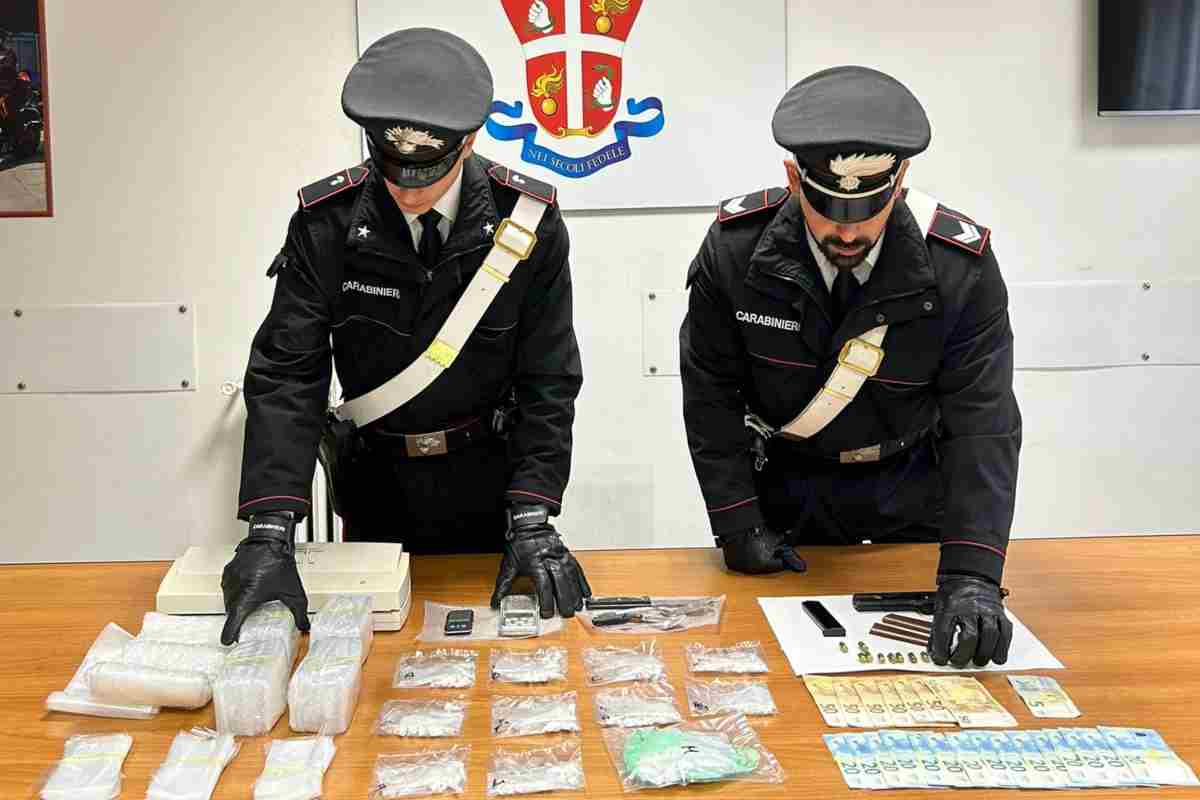 Spaccio per le strade del centro: nascoste in auto 100 dosi di cocaina, in casa una pistola