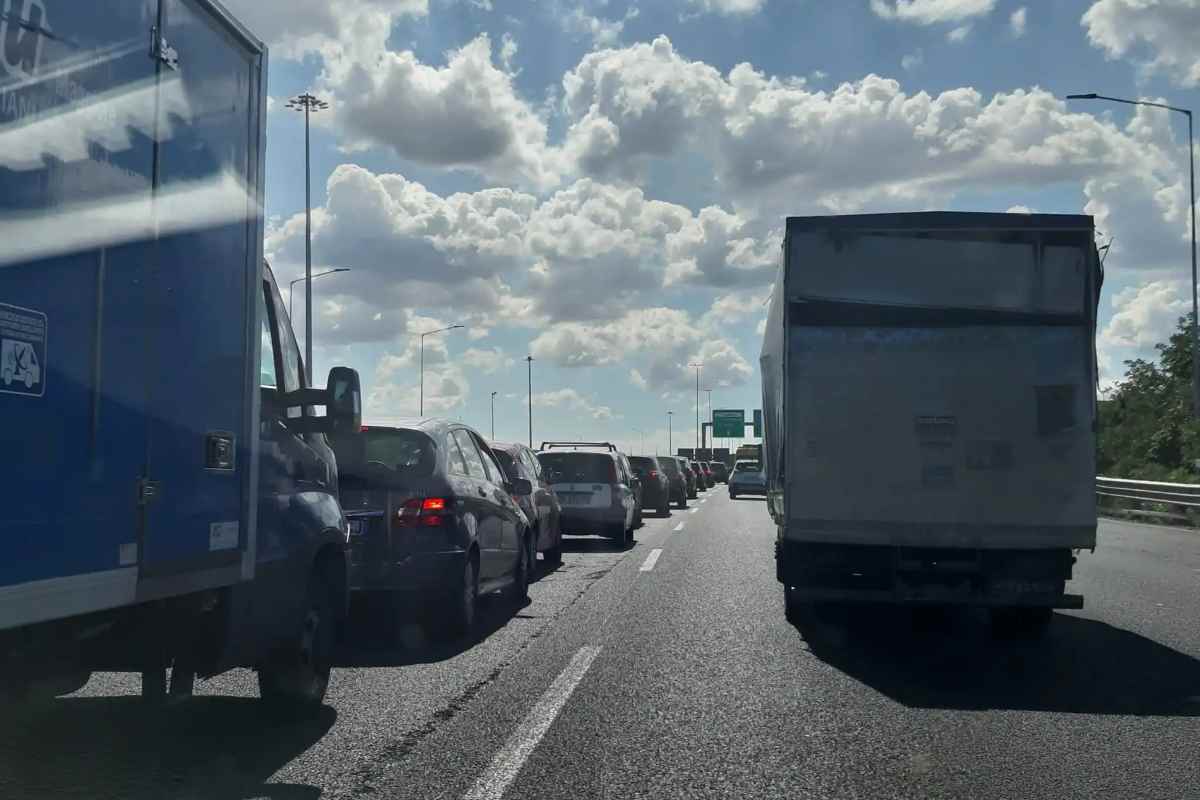 Incidente sul GRA, bus finisce fuori strada: traffico in tilt