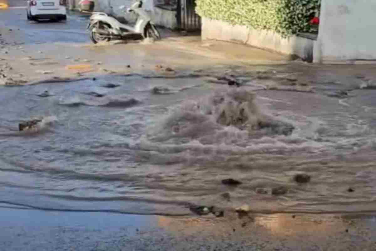 Roma: “esplode” una tubatura, strada completamente allagata | FOTO