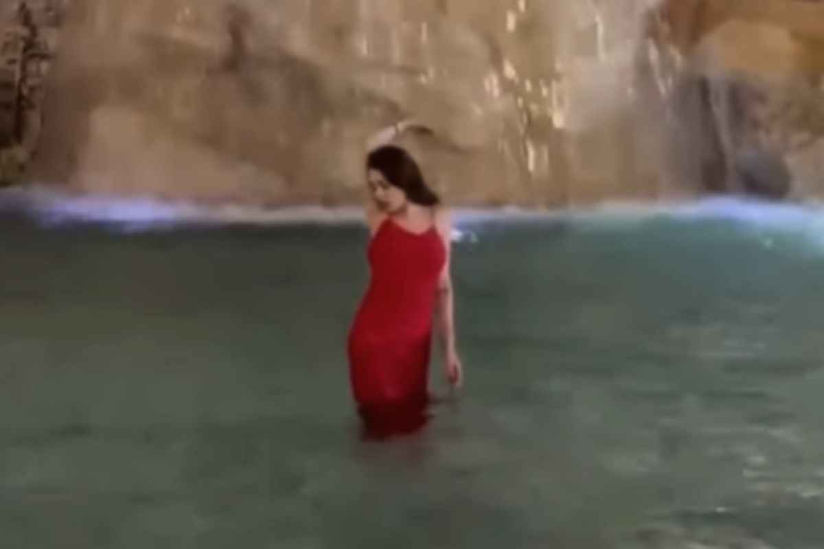 Asia Gianese nella Fontana di Trevi