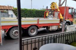 Camion davanti al bar della stazione di Ostia Antica