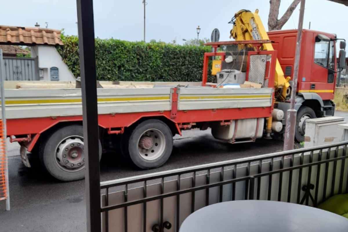 Camion davanti al bar della stazione di Ostia Antica