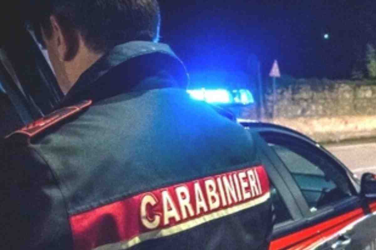 Rapina all’interno del negozio, rapinatori puntano la pistola contro il cassiere