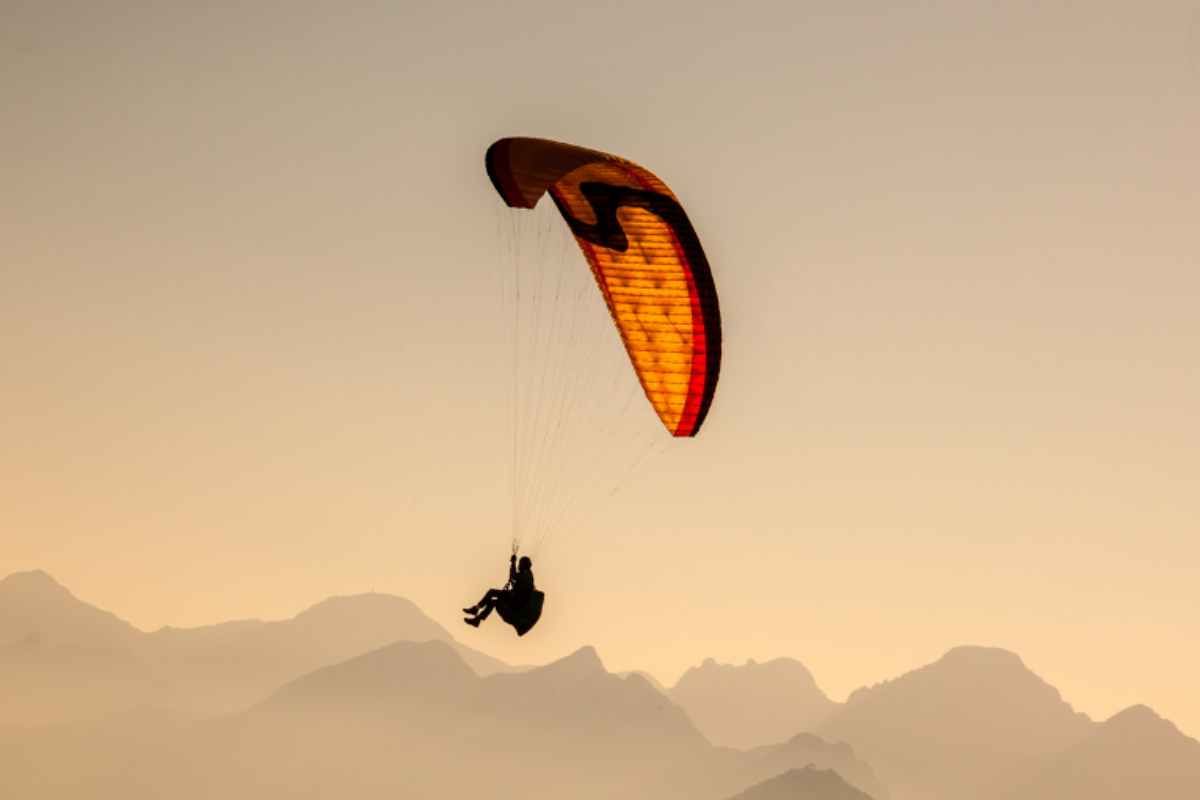 Persona vola in parapendio