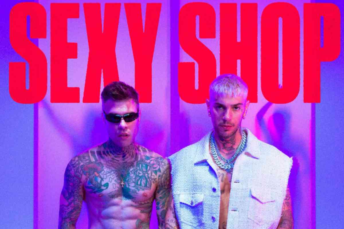 Fedez ed Emis Killa in Sexy Shop