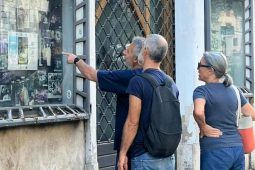 Turisti osservano quello che rimane del Café de Paris