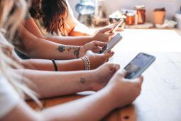 come uscire da un gruppo whatsapp senza farsi vedere