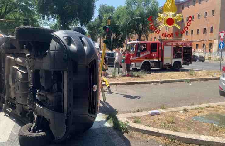 Incidente tra un'ambulanza e una macchina
