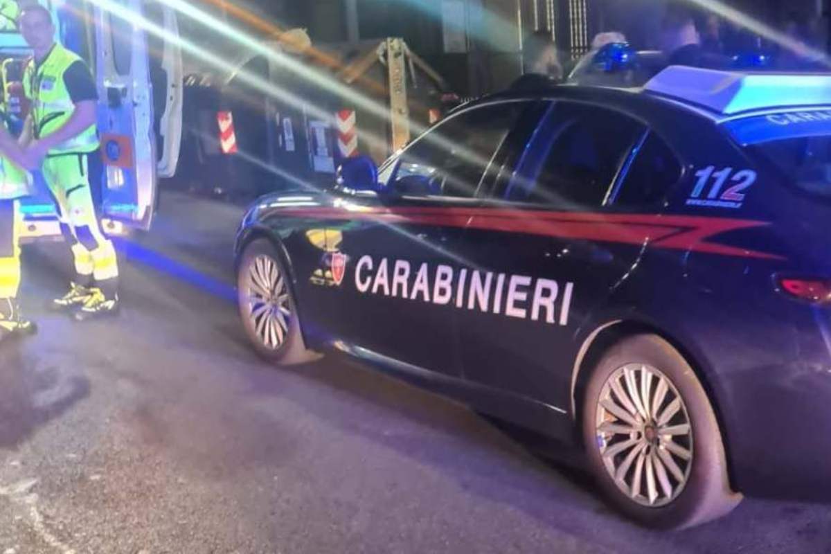 Follia nel pub, coltello puntato contro il 16enne, poi la bottigliata in testa: spaccati i denti e naso fratturato