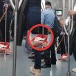 Foto signora che pulisce vagone metro a Roma