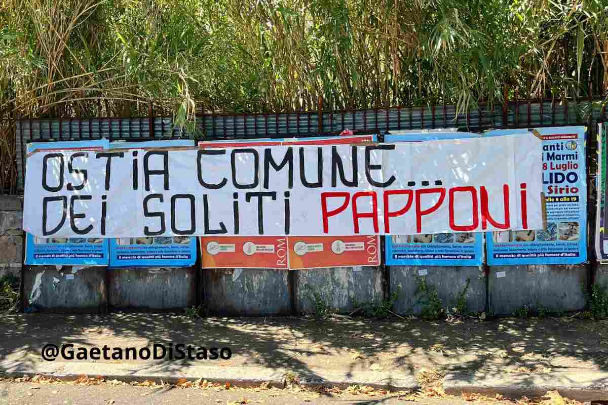 Striscione contro Ostia Comune