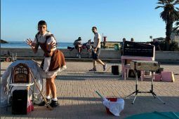 Artista di strada si esibisce al Roma Buskers Festival