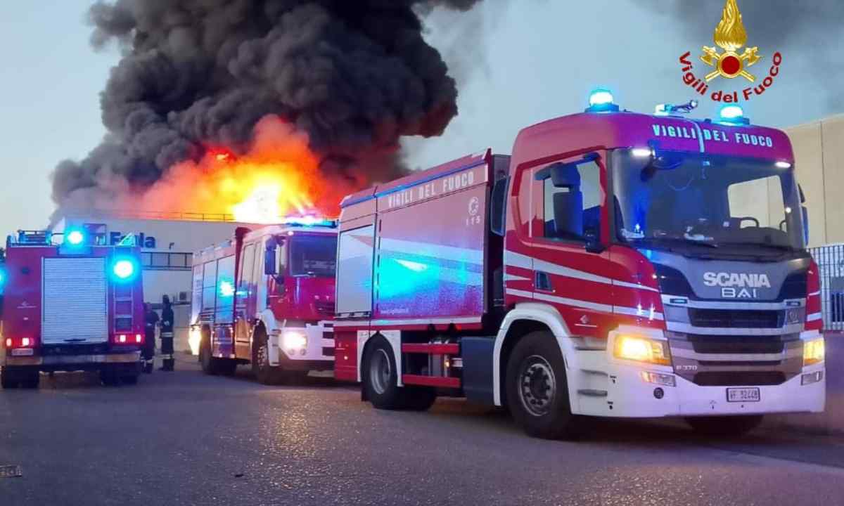 incendio capannone industriale